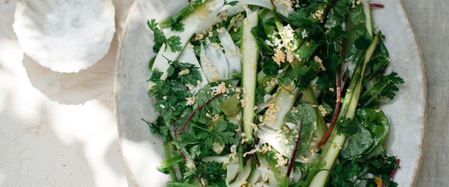 Salade van dungeschaafde asperges met venkel en geraspte ei uit Salad Days