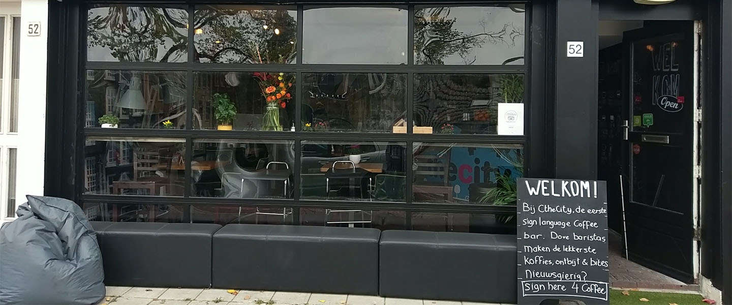 Bij deze koffiebar in Amsterdam bestel je met gebarentaal