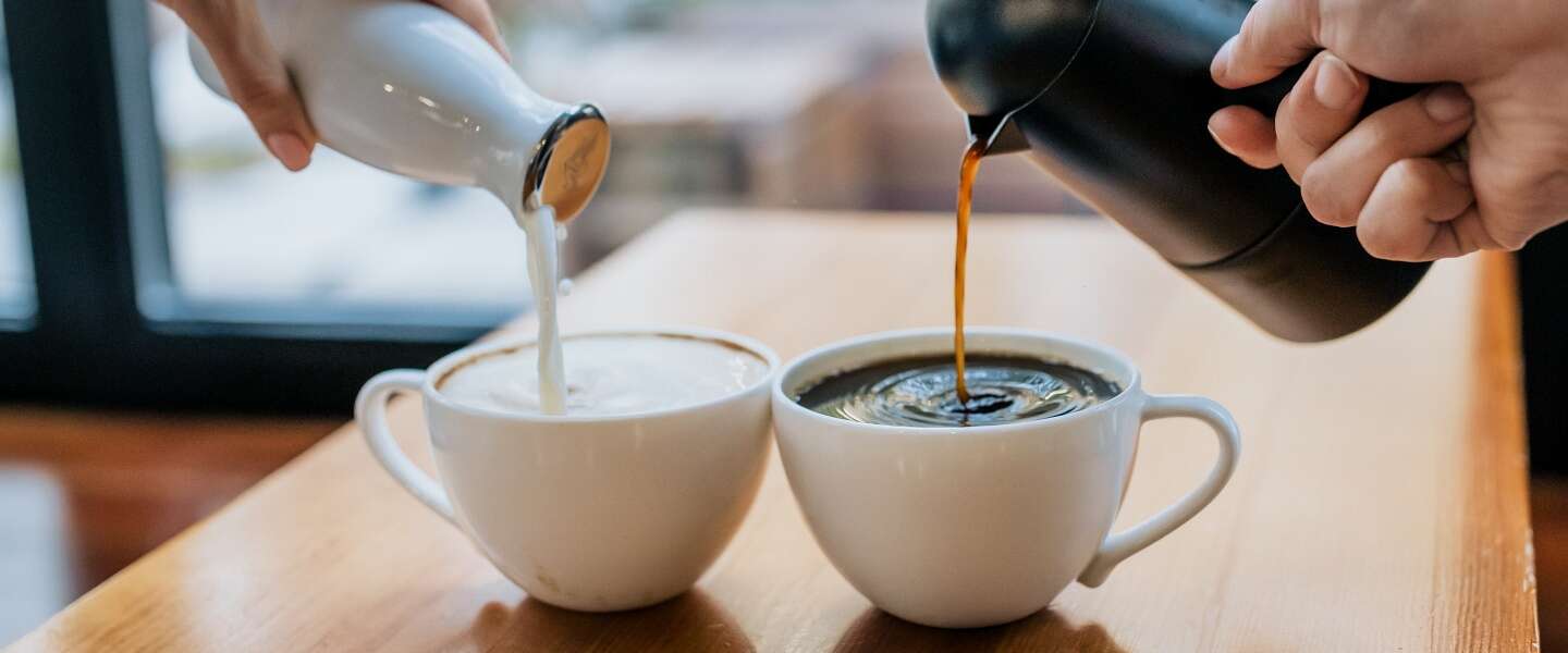 Koffiedrinkers leven langer, maar waar ligt dat eigenlijk precies aan?