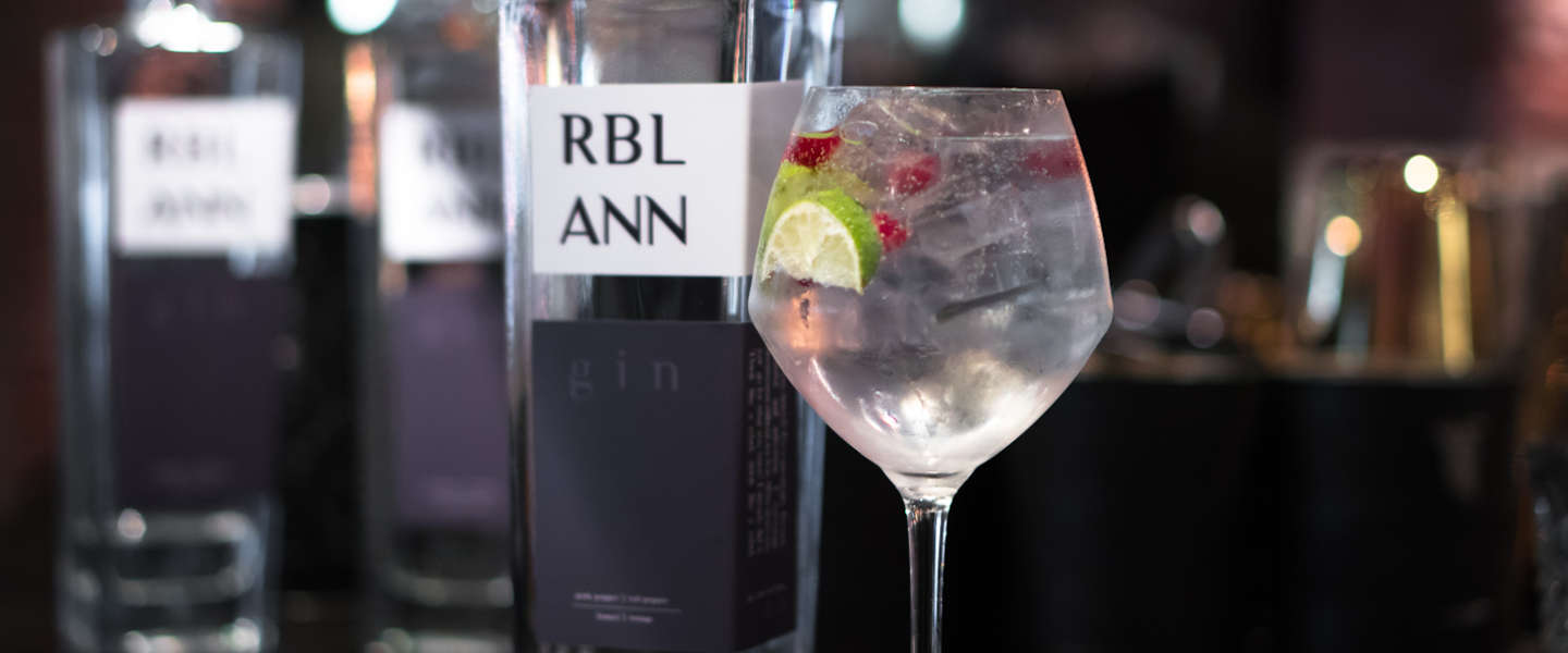 RBL ANN is een rebelse gin met allure die meteen in het oog springt