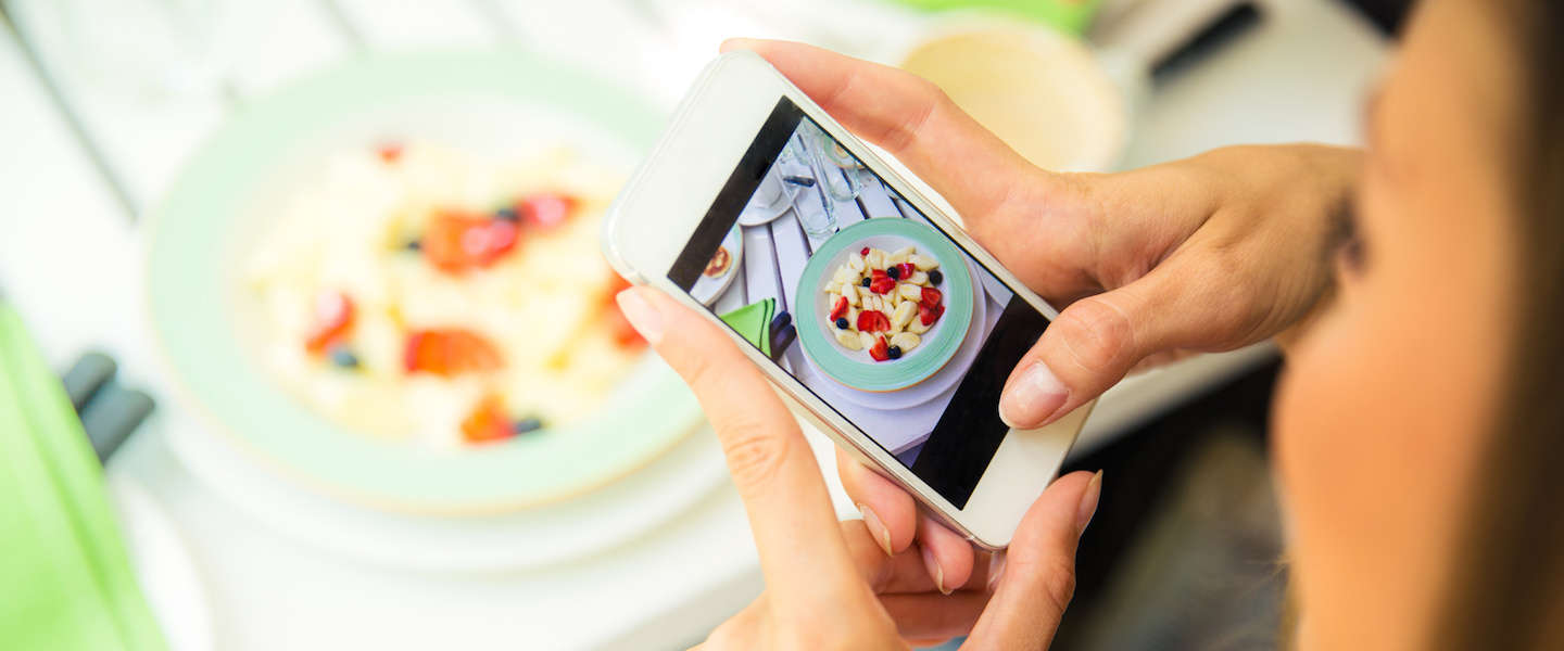 Hoe lang kun jij van je telefoon afblijven in een restaurant?