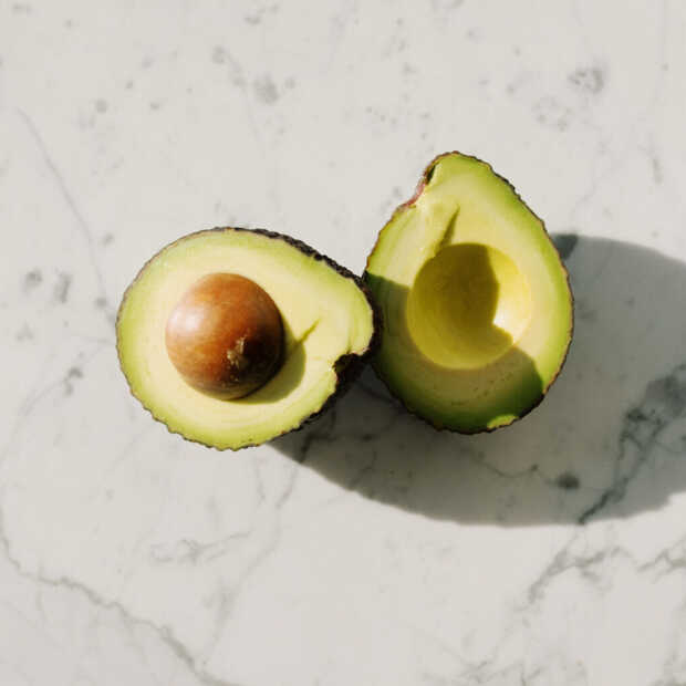 Stop met gebruiken van een mes om een avocado te ontpitten