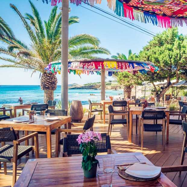 Bij deze beachclubs en restaurants moet je komende zomer zijn op Ibiza