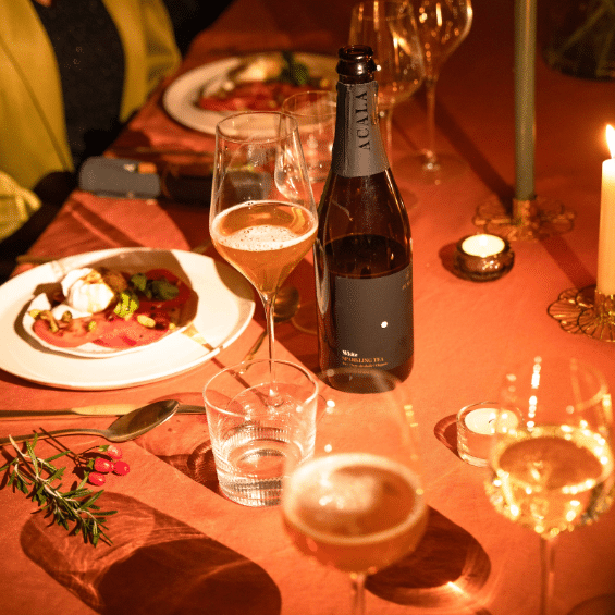 Culinaire dranken aan tafel met eten