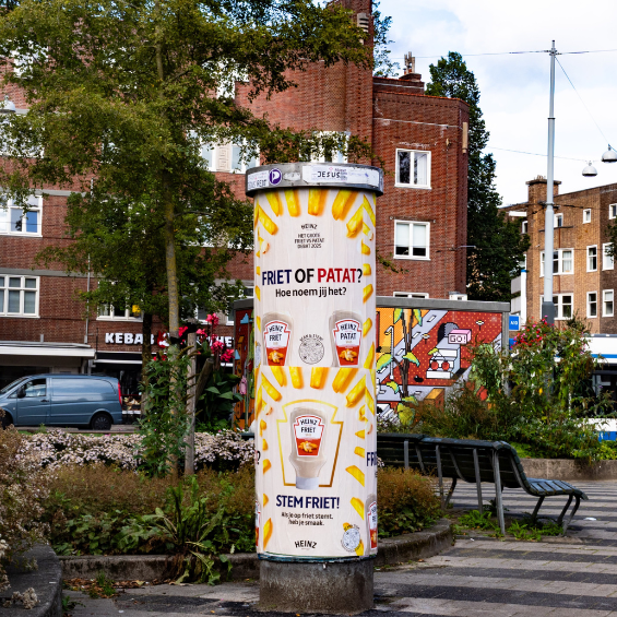 Poster op straat met friet of patat